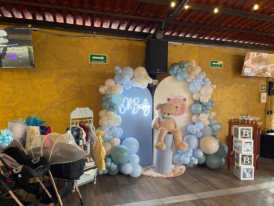Decoración con arco de globos para baby shower