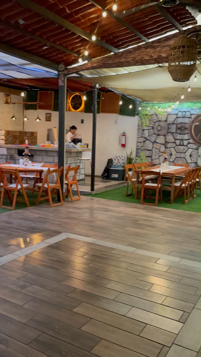 Pista de baile techada con mesas alrededor